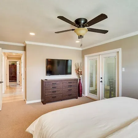 Hot Tub - Beautifully Renovated Home In West Texas